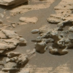 Dettaglio della foto del Rover Curiosity con il Tic Tac marziano. Crediti NASA/JPL-Caltech/MSSS