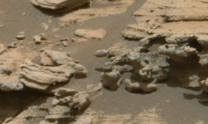 Dettaglio della foto del Rover Curiosity con il Tic Tac marziano. Crediti NASA/JPL-Caltech/MSSS